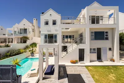 Image de Big Bay Beach House avec des vues de Table Mountain