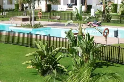 Image de 2 Chambre (4/5 personnes) rez-de-chaussée appartement adossé à la zone et à la piscine de l'herbe