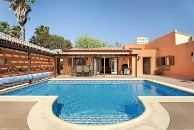 Image de 3 chambres et 2 salles de bain avec grande piscine chauffée