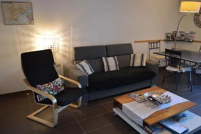 Image de Un bord de lac, près de la mer / Along the lake, next to the sea