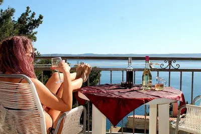 Image de Une maison pour un grand groupe jusqu'à 20 personnes, avec piscine à Marusici