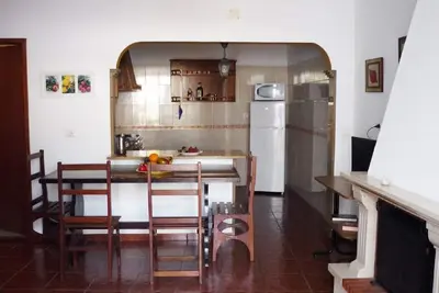 Image de Appartement avec jardin, dans la vieille partie du village à 5 minutes à pied de la plage