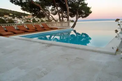 Image de villa bord de mer avec piscine chauffée, pont en teck, ouverte vue sur la mer, Amarrage