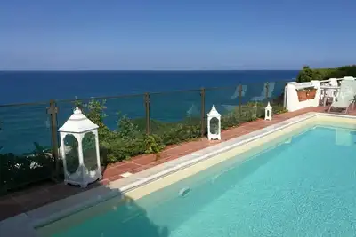 Image de Villa Anna avec piscine chauffée et terrasse panoramique.