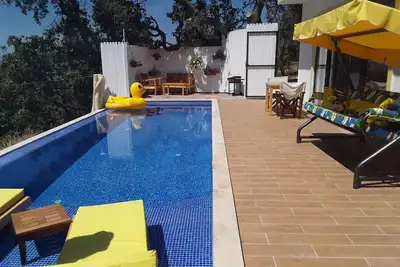 Image de Villa isolée avec piscine intérieure et extérieure et vue sur la montagne