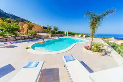 Image de Un balcon sur la mer, magnifique piscine, parc