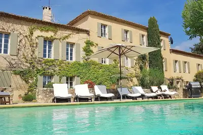 Image de Fabuleuse propriété de 18 chambres avec piscine chauffée et jardin clos