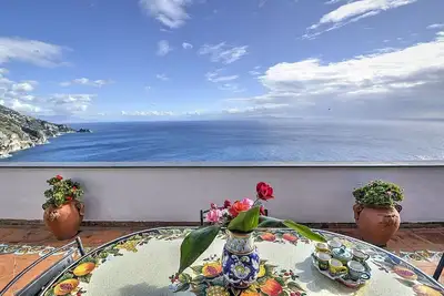 Image de Villa Annagrazia: Une maison indépendante caractéristique face au soleil et à la mer.