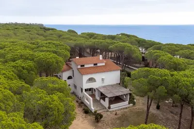 Image de Villa à 50 mètres de la mer dans une copropriété privée