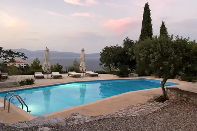 Image de Villa avec piscine et terrain de tennis / basket