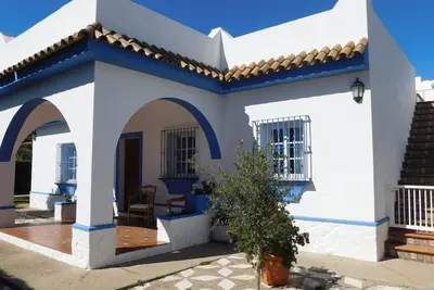Image de Top maison avec piscine dans un grand jardin. Cuisine avec lave-vaisselle