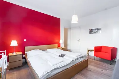 Image de 5 chambres, salon géant, Park Tempelhofer Feld, à 3 minutes du métro / S-Bahn, jusqu'à 14 personnes