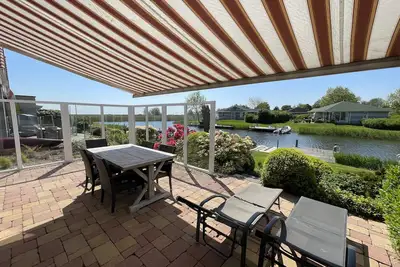 Image de Maison de vacances rénovée avec sa propre jetée, sauna, internet