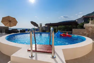 Image de Appartement Navis avec piscine extérieure et vue sur la mer