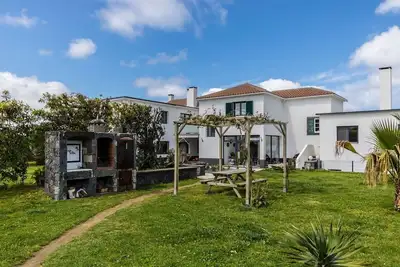 Image de endroit calme et isolé, mais central, les vacances en famille parfaites