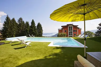 Image de Appartement d'angle 3½ pièces dans une prestigieuse villa de 1850 avec piscine chauffée à l'énergie solaire