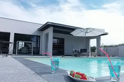 Image de 180 m2 au coeur des vignes, villa architecte, luxe et calme avec piscine chauffée