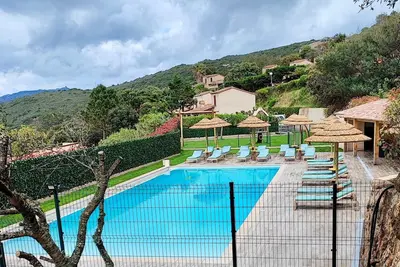 Image de À deux pas de la plage! Studio 4 personnes, piscine, terrasse vue mer.