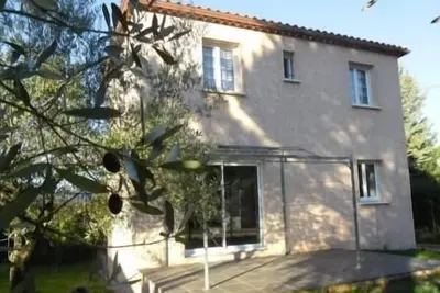 Image de la bastide a l'ombre des oliviers