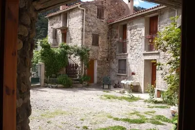 Image de Appart 40 m2  R de C dans charmant petit village situé au pied du Mont Canigou