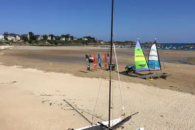Image de jardin clos, proche des plages et des randonnées du bord de mer.