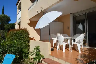 Image de 2 pièces en rez de jardin, à 300 m de la plage, dans le golfe de St Tropez
