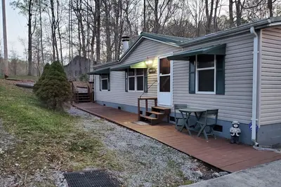 Image de Dale Hollow Lake Getaway niché dans les bois, à une minute du lac!