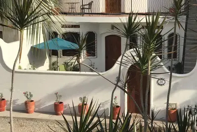 Image de Belle deuxième étage plat avec des brises tropicales au large de l'océan