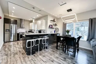 Image de Condo moderne au dernier étage avec vue sur la montagne et la rivière