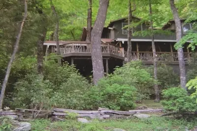 Image de Belle maison de montagne nichée dans la cime des arbres, à seulement 3 km du centre-ville.