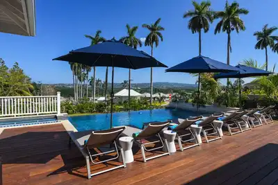 Image de Oceanview Nouveau villa de luxe w / piscine / jacuzzi / tennis dans une résidence avec salle de gym