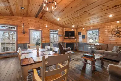 Image de Presque Nouveau cabine w / cheminée. Près de la rivière Buffalo, Réservez dès maintenant!