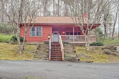 Image de Petite maison rouge. Une cabane de charme Ă Clayton, Ga
