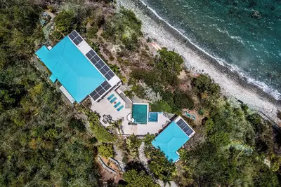 Image de Villa au bord de l'eau à couper le souffle de 4 chambres! Marchez jusqu'à la plage! Service de conciergerie 24/7!