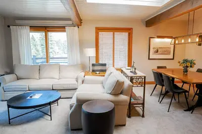 Image de Trois chambres au dernier étage avec vue sur la montagne rouge