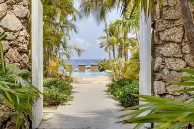 Image de Oceanfront avec plage privée | 4 chambres à coucher, 4 salles de bain