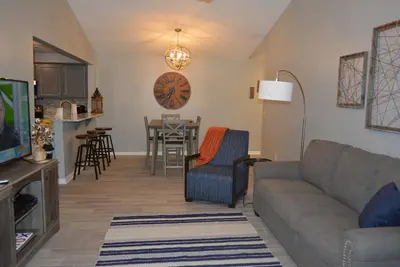 Image de Récemment Remolded Condo dans un excellent emplacement! Réservez votre séjour maintenant!