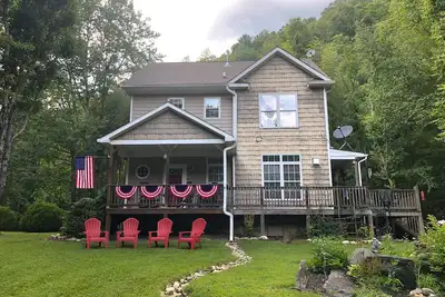 Image de Accueil se trouve sur les rives d'un ruisseau de truite Stock State Pristine