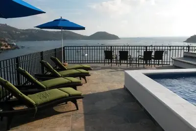 Image de Penthouse avec une vue imprenable sur la baie et la ville avec une grande piscine privée