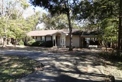 Image de Shady Rock 2 - Lakefront 4-Bdm. Promenade plate et courte au rivage!