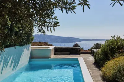 Image de 270 Oia's View House Iii avec piscine privée, jardin et vue sur le coucher du soleil