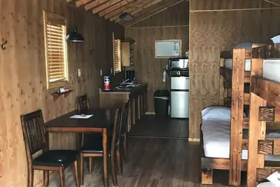 Image de Cabines et quai de bateau \"Delacroix Island, Louisiana\"