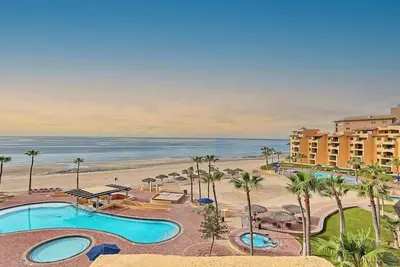 Image de Oceanfront Two Story Penthouse - 2 chambres 2 salles de bain - directement sur la plage!