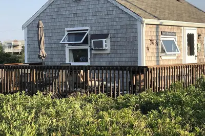 Image de Chaleureux et pittoresque chalet Cape Cod Bay sur la plage privée.