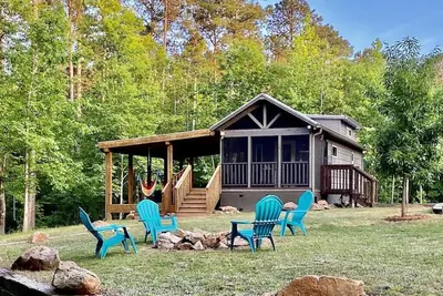 Image de Log Cabin Tiny House & 26 acres sur le lac Russell - Dog Friendly