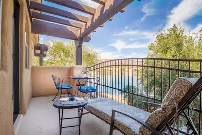 Image de Magnifique et privé Lac Avant Condo situé à l'intérieur Toscana Lakeside Community!