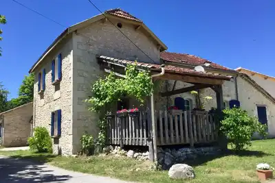 Image de Gîte rural avec vue sur la piscine et le lac