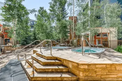 Image de Cozy, commode condo d'une chambre à River Run Village ci-dessus des magasins!