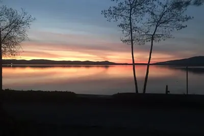 Image de 3 Br Lake House avec plage privée & Dock