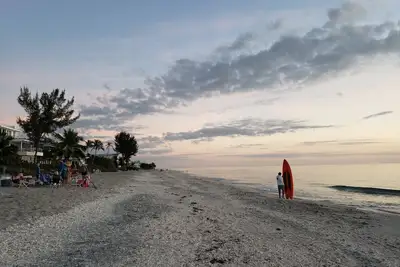Image de Condo de luxe récemment rénové - 200 étapes de la plage privée!